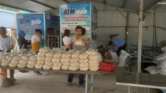 Every Friday, Babeeni delivers rice for disadvantage people in Hai Duong