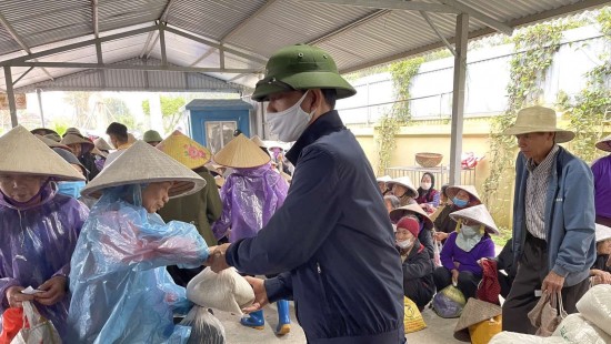 11 FEB 2023 GIFTING RICE AT HAI DUONG FACTORY