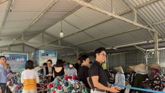 04 MAR 2023 CEOS OF BABEENI AND HONG SON SINGER DISTRIBUTING RICE AT HAI DUONG FACTORY