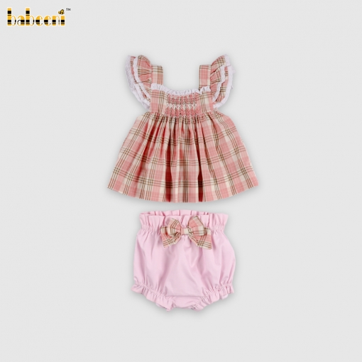Loose-fitting dress with smock pattern in pink and brown checkered.- BB3579