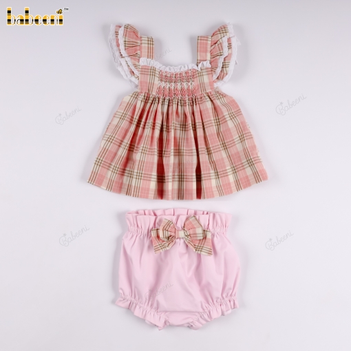 Loose-fitting dress with smock pattern in pink and brown checkered.- BB3579